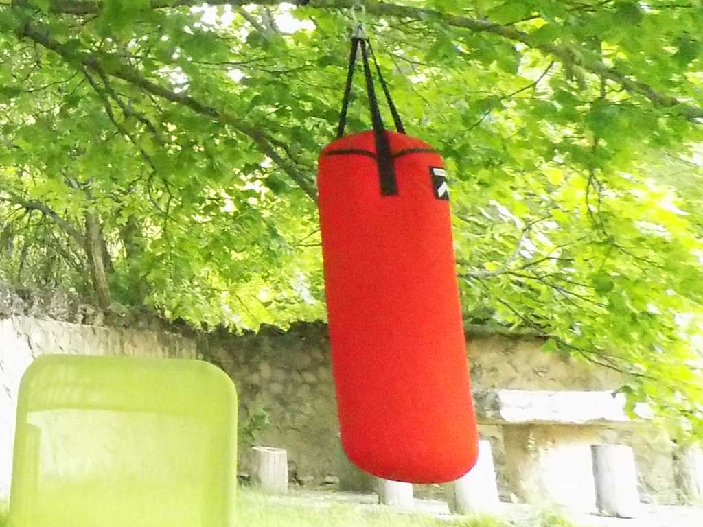 Saco de boxeo situada en el jardín común de Casas Rurales El Tobar