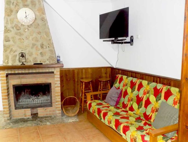 chimenea en salón compartido Casas Rurales El Tobar Cuenca