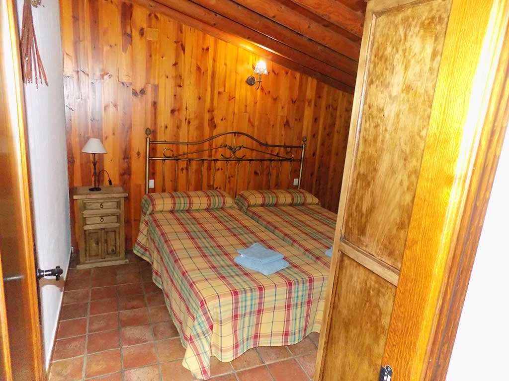 Habitación con cama de matrimonio Apartamento 5 Casas Rurales El Tobar Cuenca
